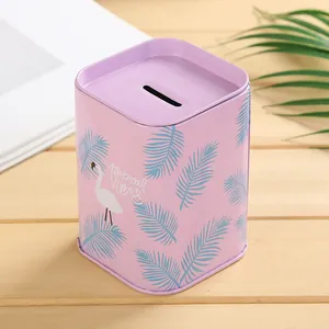 Primer plano de hucha cuadrada de hojalata rosa con diseño tropical de flamenco