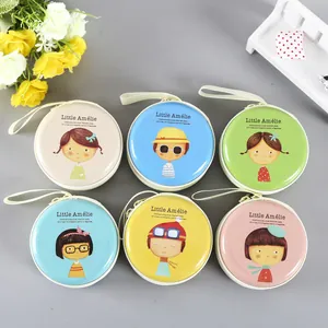 Set aus sechs runden Cartoon-Blech-Geldbörsen mit süßen Mädchen-Illustrationen und Schlaufen