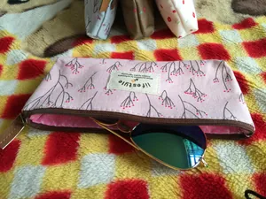 Nahaufnahme eines rosa geblümten Federmäppchens aus Segeltuch mit Lifestyle-Etikett.