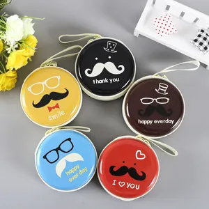 Set mit fünf bunten runden Blech-Geldbörsen mit süßem Schnurrbart- und Brillen-Design.