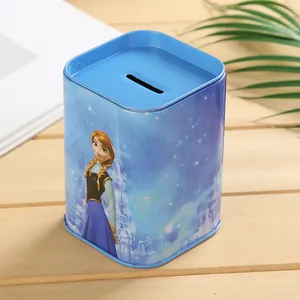 Detalle de hucha cuadrada de metal azul con diseño de princesa de dibujos animados para niños