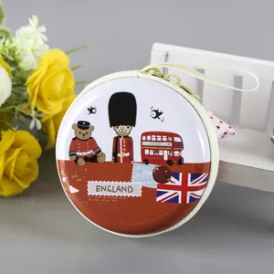 Detailansicht einer runden Blech-Geldbörse mit Cartoon-London-Soldaten-Motiv.