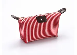Vue détaillée de la trousse à maquillage rayée rouge et blanc avec garniture marron