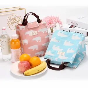 Detailansicht von rosa und blauen isolierten Lunchtaschen mit Eisbären und Früchten