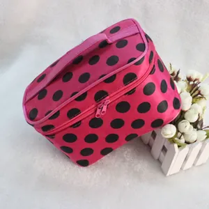Grote roze make-uptas met zwarte stippen, dubbele ritsen en een stevig handvat aan de bovenkant