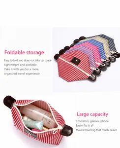 Vue détaillée du sac cosmétique rayé montrant la grande capacité et les couleurs.
