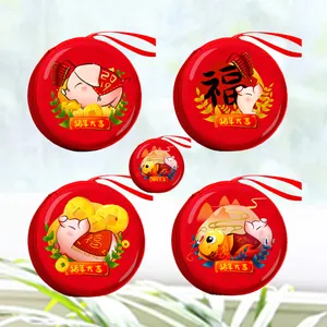 Detailansicht von fünf verschiedenen Cartoon-Schweinedesigns auf festlichen roten Metalldosen