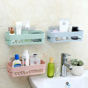 Detailansicht farbenfroher wandmontierter Kunststoff-Badregale für Toilettenartikel