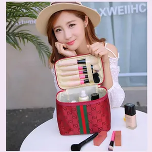 Detailansicht einer roten Monogramm-Kosmetiktasche mit Pinseln und Kosmetikzubehör im Bild