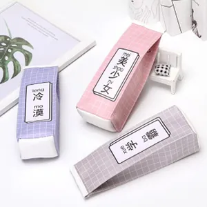 Detailansicht von Canvas-Gitter-Mäppchen mit niedlichen chinesischen Schriftzeichen in Pastell