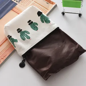 Detailansicht der Canvas-Münztasche mit süßem Kaktus-Print und sicherem Reißverschluss