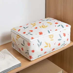 Stoff-Aufbewahrungstasche mit Blumenmuster und Reißverschluss für Kleidung im Regal