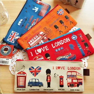 Detailansicht verschiedener Leinwand-Federmäppchen mit London-Motiven wie Bussen.