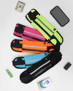 Vue détaillée de sacs bananes de sport colorés avec bandes réfléchissantes et accessoires