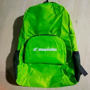 Nahaufnahme des leichten, faltbaren grünen Oxford-Rucksacks mit praktischen Seitentaschen.