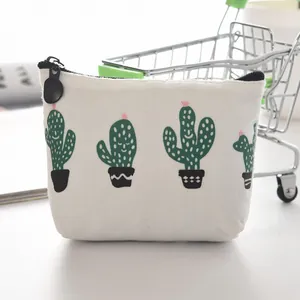 Detailansicht der weißen Leinwand-Münztasche mit süßem Kaktus-Druck und Reißverschluss