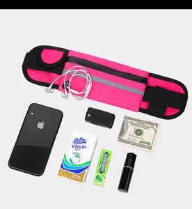 Vue détaillée montrant la grande capacité de la sacoche de sport rose avec accessoires.