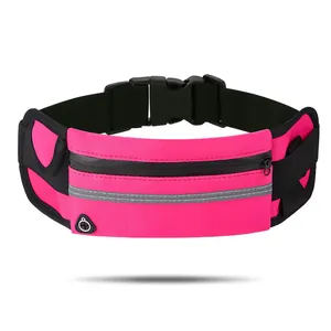 Détail de la banane de course rose imperméable avec zip et bande réfléchissante.