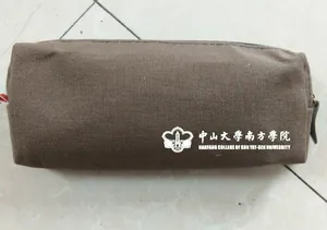 Detailansicht eines großen Leinwand-Federmäppchens mit Uni-Logo-Druck und Textur