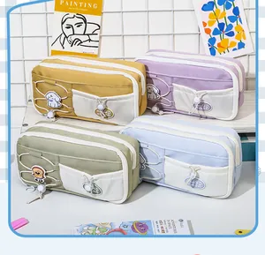 Nahaufnahme von vier bunten pastellfarbenen Federmäppchen mit Kordelzugtaschen und Patches.