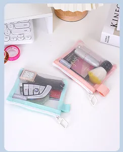 Detailansicht der Netz-Organizer-Taschen zur Aufbewahrung von Alltagsgegenständen wie Make-up