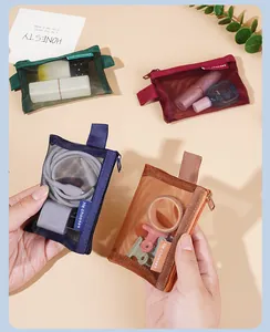 Detailansicht bunter Retro Nylon Netztaschen mit verschiedenen kleinen täglichen Accessoires