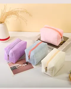 Collectie zachte gewatteerde pluche cosmetische tassen in diverse pastelkleuren