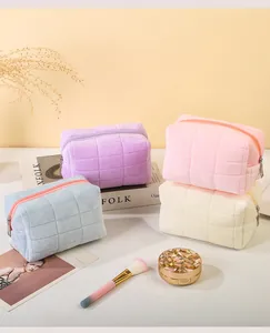 Gewatteerde pluche cosmetische tassen in pastelpaars, roze, lichtblauw en crème
