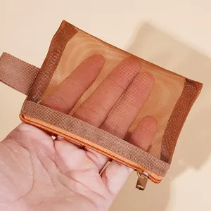 Kleine braune Nylon-Netztasche mit Reißverschluss, in der Hand gehalten präsentiert