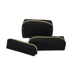 Set aus drei schwarzen Cordtaschen, inklusive Kosmetiktasche und Federmäppchen auf weiß.