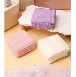 Gruppe von pastellfarbenen Cord-Quadrat-Taschen für die Hygieneeinlagen-Aufbewahrung
