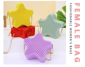 Sacs à main en forme d'étoile avec texture perlée dans plusieurs couleurs vives