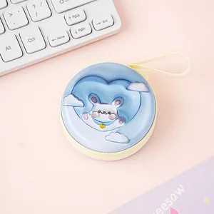 Primer plano de un monedero de conejo animado con diseño de nube en forma de corazón azul.