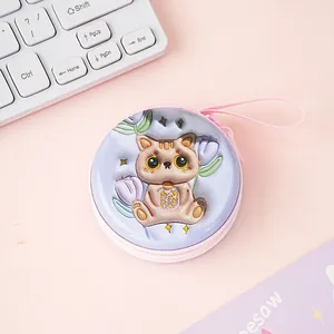 Primer plano detallado de un lindo monedero de gato de dibujos animados con cremallera rosa.