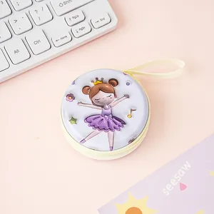 Detalle de un lindo monedero de bailarina de dibujos animados con correa de mano crema