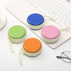 Custodie tonde colorate in latta per monete e auricolari in stile macaron su scrivania