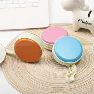 Piccoli portamonete rotondi in latta colori macaron con cerniera per riporre piccoli oggetti.
