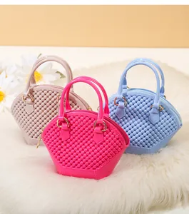 Detailansicht kleiner Jelly-Taschen in Muschelform mit Perlenstruktur in Rosa Blau Beige