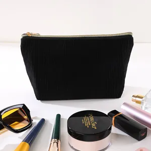 Detailansicht der schwarzen Cord-Kosmetiktasche mit Make-up-Produkten für Stauraum
