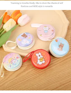 Fünf Arten von Mini-Cartoon-Blech-Geldbörsen für Kopfhörer und Kabellagerung.