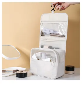 Vista dettagliata di una borsa da toilette sospesa con vari scomparti in rete