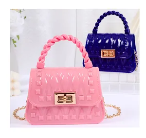 Detailansicht der pinkfarbenen und blauen Mini-Gelee-Handtaschen mit Kette