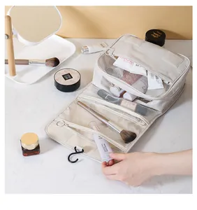 Beauty case da viaggio sospeso con scomparti multipli a rete per riporre il trucco