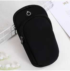 Nahaufnahme einer langlebigen schwarzen Sport-Armbandtasche mit zwei Reißverschlussfächern