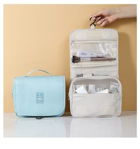 Borsa da toilette sospesa con tasche a rete e scomparti per i cosmetici.