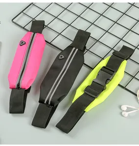 Détail de sacs banane de sport imperméables avec prise casque en plusieurs couleurs