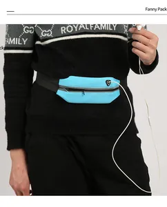 Détail d'une sacoche de running bleue imperméable portée sur un pull noir élégant