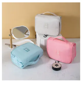 Beauty case da viaggio sospesi in rosa, blu e beige per l'organizzazione dei trucchi