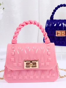 Trendige rosa Mini-Gelee-Handtasche mit gedrehtem Griff und goldener Ketten-Accessoire