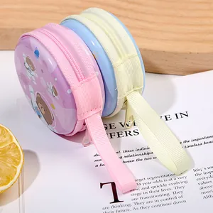 Kleiner runder Blech-Geldbeutel mit süßem Astronautenbär-Design und praktischer Handschlaufe.